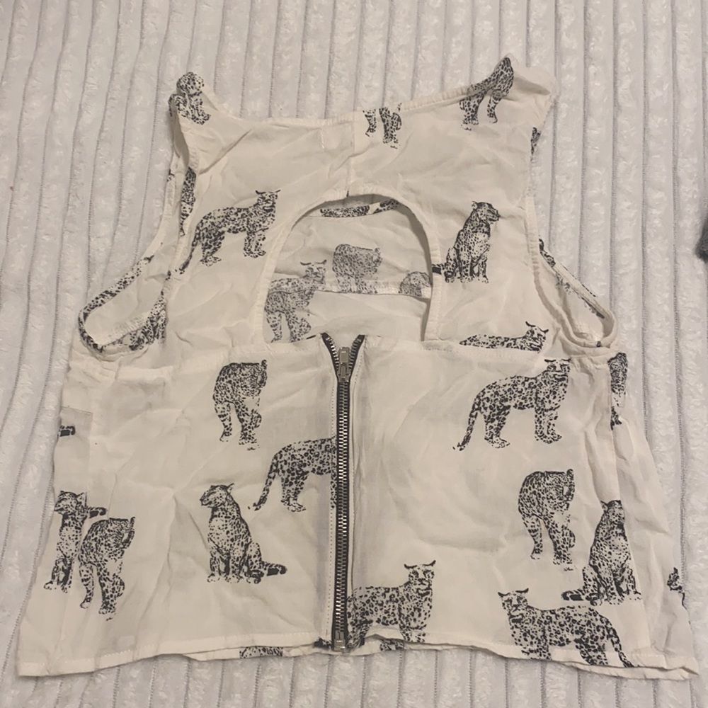 Printed top with a keyhole back and zipper